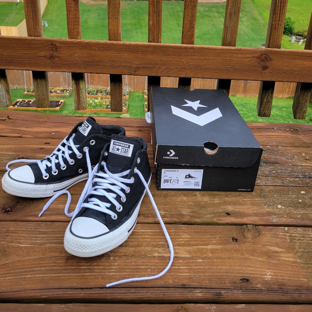 Black Converse mid tops, in original box! Womens size 7